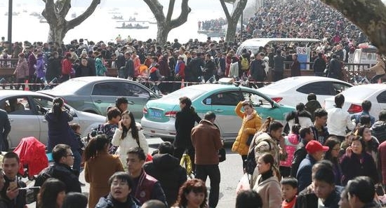 年初二西湖开启人从众模式 六公园上厕所要等20分钟