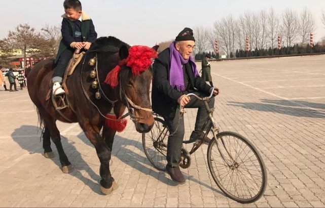 6旬老人景区里骑自行车牵马溜娃,心惊胆颤体验者仍络绎不绝