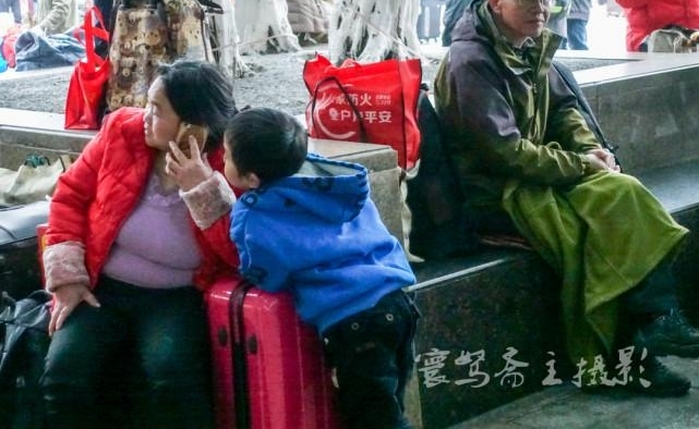 ���˵�ͷ�����챱վ�Ϲ㳡���ؼҾ���һ��ب��δ������������