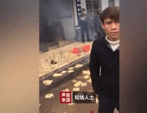 老人遇查赌突发疾病去世, 家属一怒之下到派出所烧纸钱还扔鞭炮