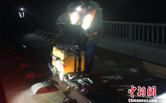 游走深夜为钢轨“把脉”的铁路探伤工