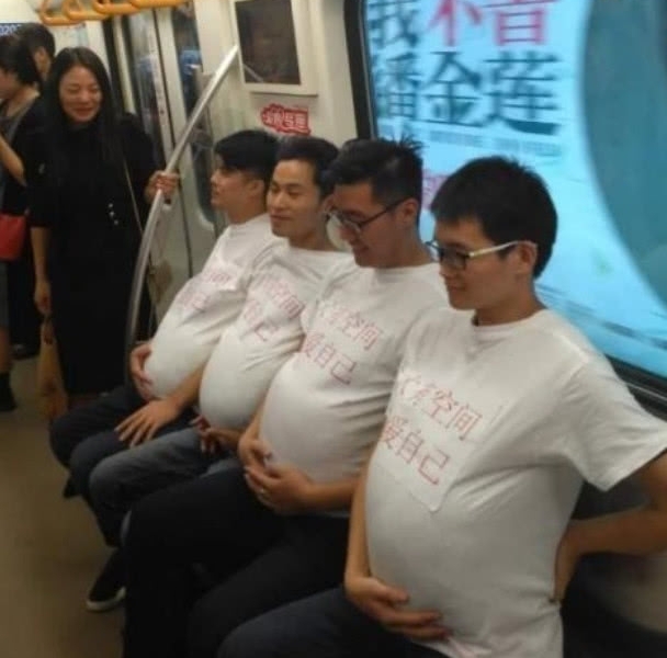 4名男子挺着“孕妇”肚子坐地铁,得知真相后,群众纷纷点赞!