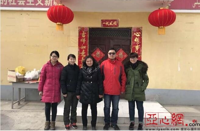 新疆阿克苏市市场监督管理局驻村工作队与村民贴春联挂灯笼