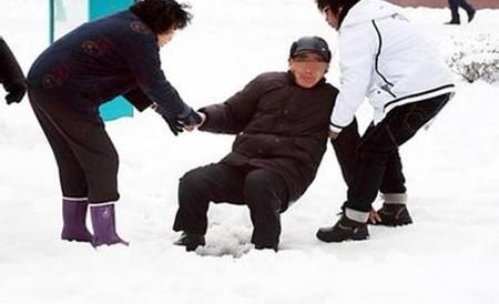 女子雪天遇老人在车站乞讨,帮助后被人骂太傻,半年后惊喜来了