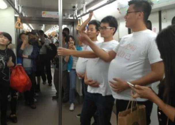 4名男子挺着“孕妇”肚子坐地铁,得知真相后,群众纷纷点赞!