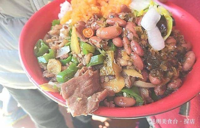 昆明某小区门口的快餐店,墙角蹲满人,5个大妈忙到淌汗