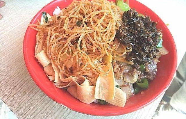 昆明某小区门口的快餐店,墙角蹲满人,5个大妈忙到淌汗