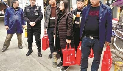暖闻|女老板手拎380万现金路边等车,特警发现后主动护送