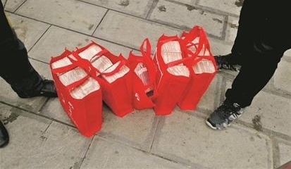 暖闻|女老板手拎380万现金路边等车,特警发现后主动护送