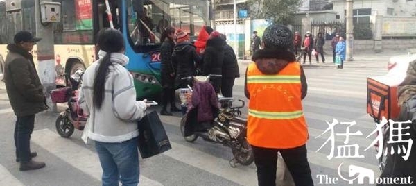 郑州男子心脏病突发街头瘫倒!女车长下车解救转危为安