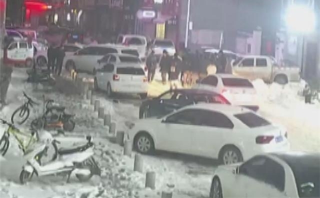 两名初中生因琐事在网吧起冲突 闹市区聚众群殴