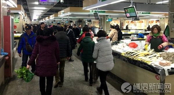 市场年味浓厚 市民进入年货采购高峰