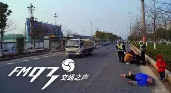 ʹ�ģ�����5����ͯ�ᴩ��·��������ѹ����