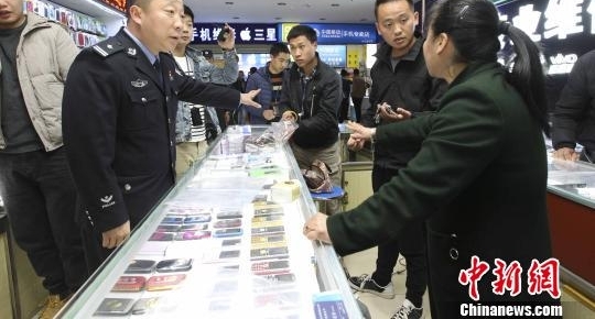 昆明打掉盗抢改销手机团伙 扣押涉赃手机2000余部
