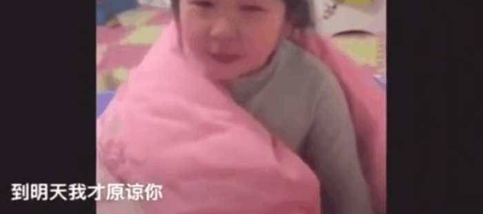 女儿被教育后一边哭一边不断和妈妈讲道理,网友:很有逻辑