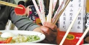 结账时发现有17元筷子费 市民质疑被强制消费
