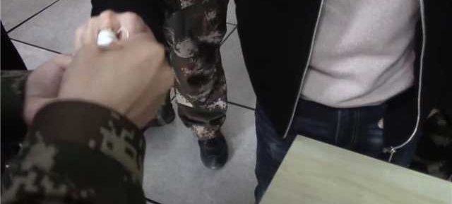 每逢佳节胖三斤? 男子过完年戒指卡手求助消防