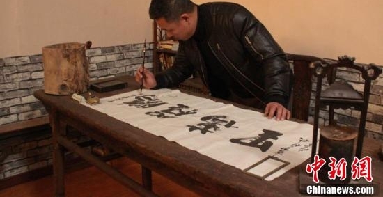 湖南民间收藏人筹建私家收藏室 藏品过万