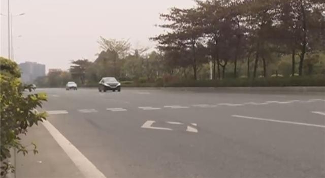 舍命碰瓷!男子蹲守路中央 见疾驰车辆就往上靠