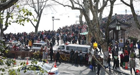年初二西湖开启人从众模式 六公园上厕所要等20分钟