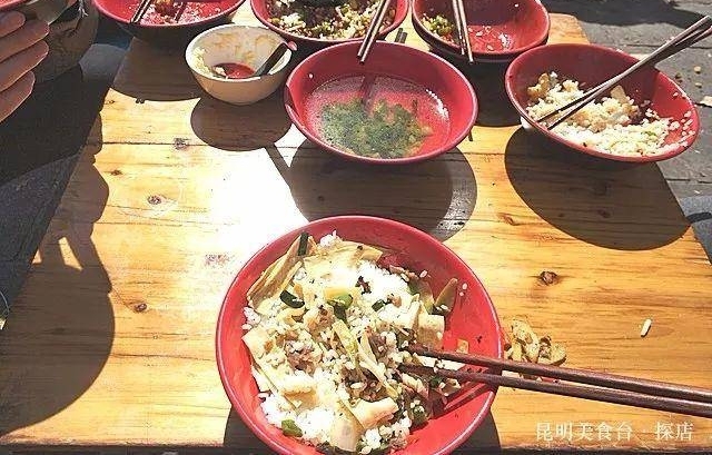昆明某小区门口的快餐店,墙角蹲满人,5个大妈忙到淌汗