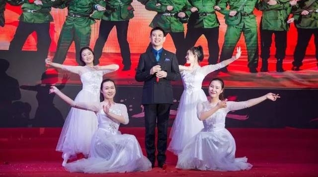 武汉这位身价过百亿的企业家,又在公司年会献唱了,视频已流出