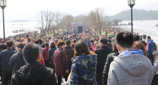年初二西湖开启人从众模式 六公园上厕所要等20分钟