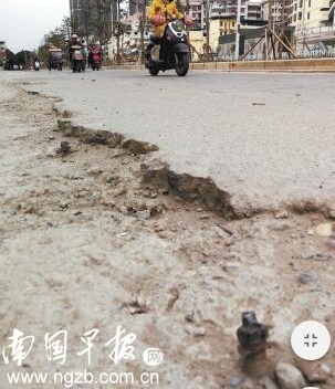 南宁这段路好可怕,已经有很多开车的在这里摔跤!