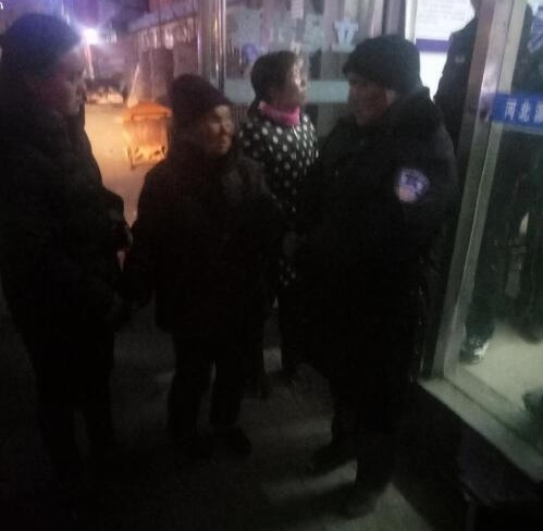 周口沈丘县一九旬老太迷路 民警辗转为她找到家人