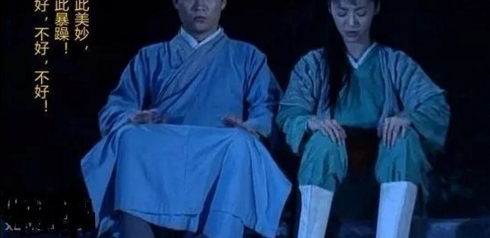 女司机人行道开车按喇叭,车被踹人挨打,网友居然这样说……