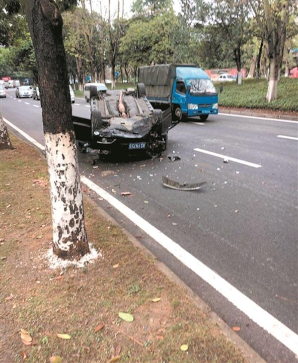 车翻司机被困 警民合力救人