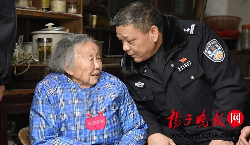 又到一年新年时 镇江交警儿子祝百岁“陆妈妈”健康长寿