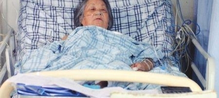 婆婆治疗差数万元,新媳妇摔门而走!婆婆却乐了!