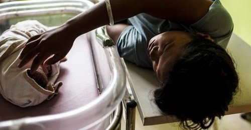 惊险!孕妇在送往医院途中突发状况 医护人员陪其街边产子