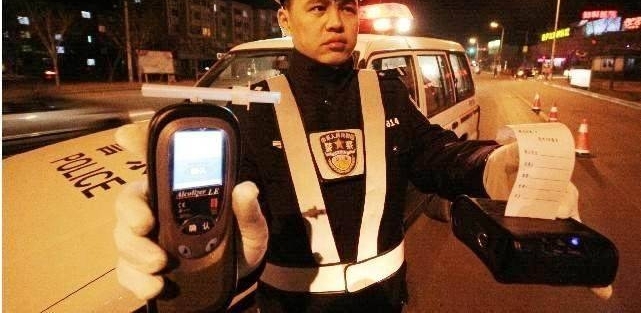 男子酒后开车遇交警: 我没开车, 交警: 难道你车自动会跑?