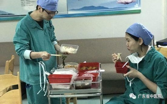 随手拍|15个小时,10台急诊手术……带您走近假期期间的医院麻醉科
