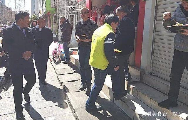 昆明某小区门口的快餐店,墙角蹲满人,5个大妈忙到淌汗