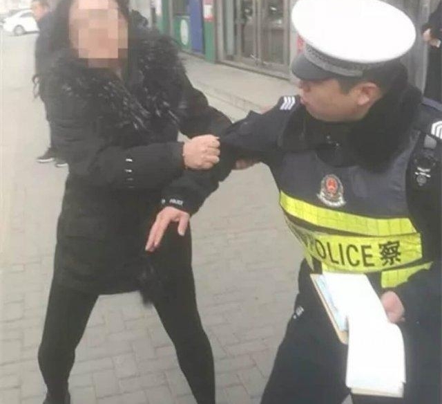 ��������Ů�ӽ�ͷ����ͣ������ִ����Ա