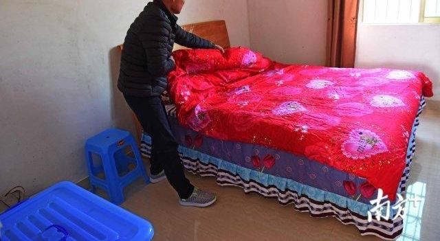 �������飡�� 60 ��������Ա��׼�ؼҹ��꣬���ںͼ����ž���