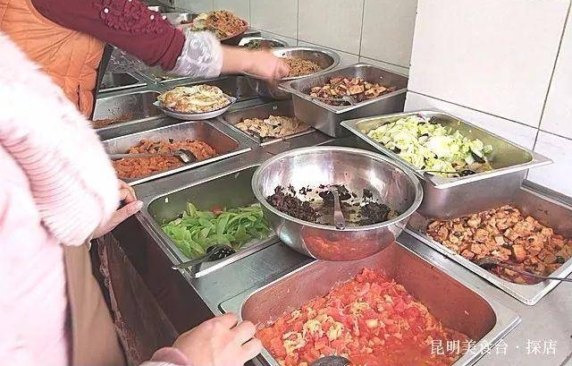 昆明某小区门口的快餐店,墙角蹲满人,5个大妈忙到淌汗