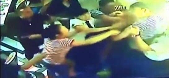 女子要求加汤 服务员一盆开水淋头上 只因女子发了一条微博