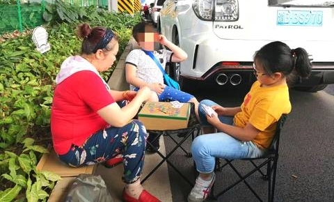 海口滞留游客口述:堵车一小时移动20米,为提精神生吃大蒜