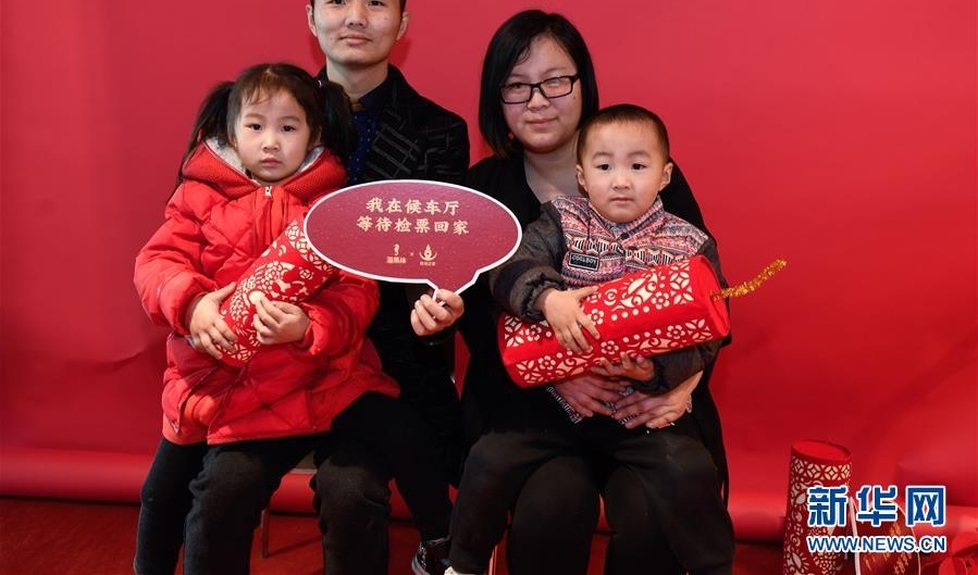 杭州火车站的“幸福照相馆”