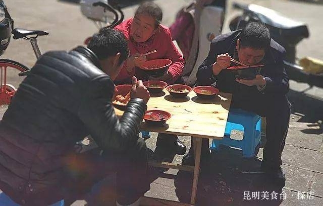 昆明某小区门口的快餐店,墙角蹲满人,5个大妈忙到淌汗