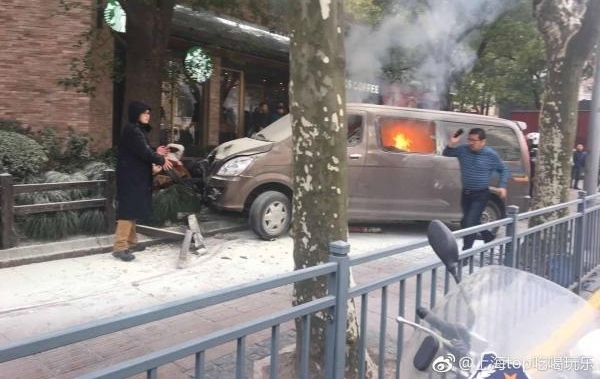 上海警方通报面包车撞人事件