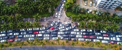 海口滞留游客口述:堵车一小时移动20米,为提精神生吃大蒜