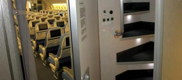 �ɻ��ϵ����ؿռ�ܶ��˶���֪�����ս��������Ϸ������أ�