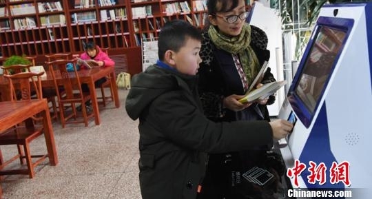 兰州废弃阅览室变“迷你图书馆” 快节奏下享慢阅读
