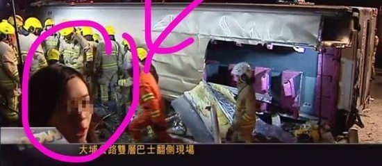 香港巴士侧翻现场 记者为直播让救援人员等几分钟