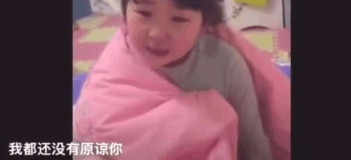 女儿被教育后一边哭一边不断和妈妈讲道理,网友:很有逻辑